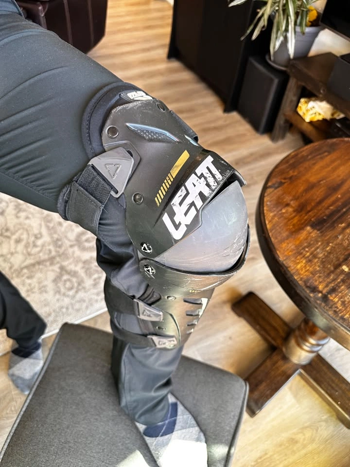 Leatt Dual Axis Knee & Shin Guards – XXL – Lightly Used - photo 4