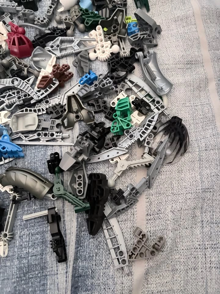 Lego Bionicle Bulk Lot of Parts and Masks - photo 4