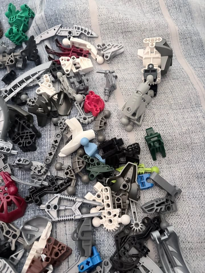 Lego Bionicle Bulk Lot of Parts and Masks - photo 5