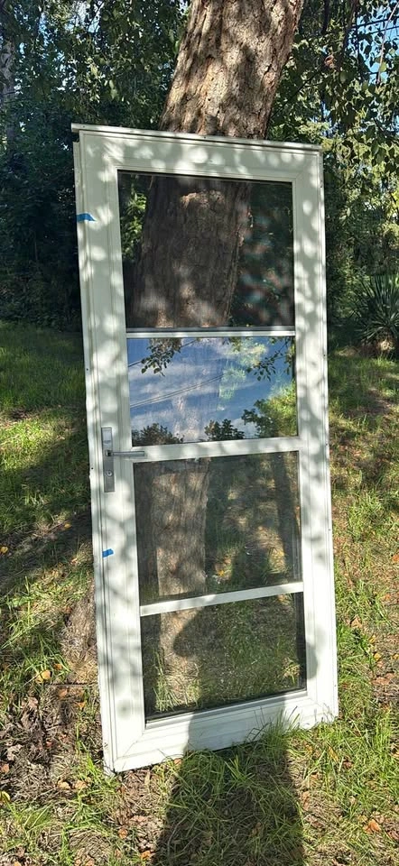 Larson Storm Door with retractable screen. - 32”