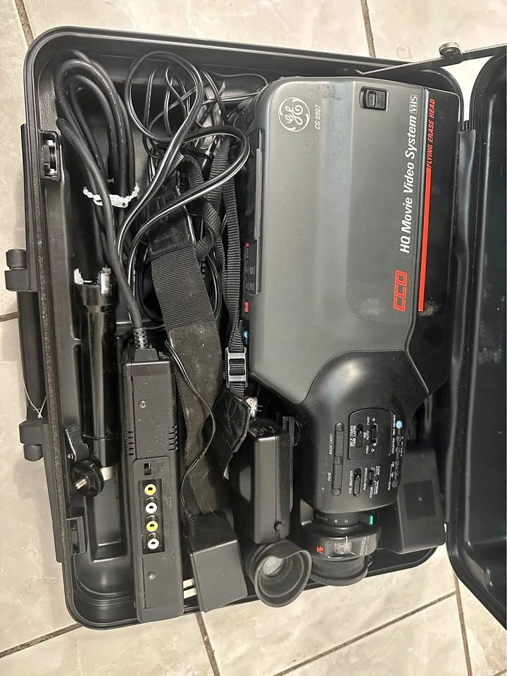 Vintage GE CG-9907 VHS Camcorder Video Camera w/ Case