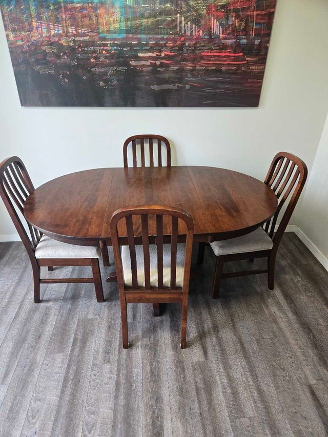 Expandable Solid Wood Dining Set (4 Chairs & 2 Leaves)