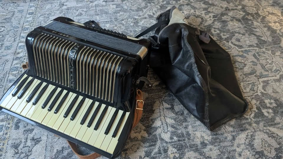 Vintage Hohner Verdi Piano Accordion - Black - German Made - photo 2