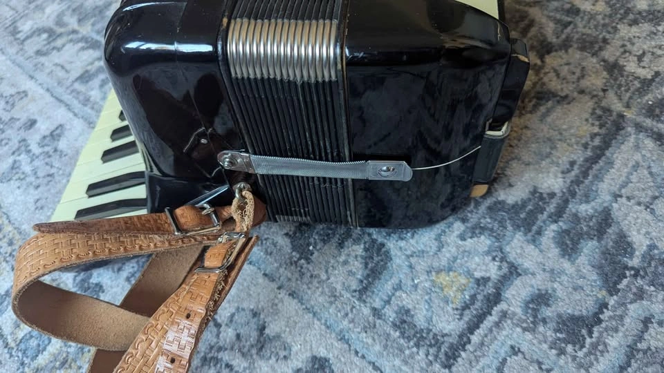 Vintage Hohner Verdi Piano Accordion - Black - German Made - photo 5
