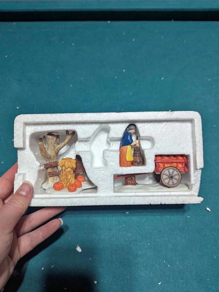 Department 56 - The Heritage Village - Harvest Time (missing fig