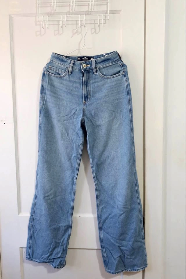 Hollister Ultra High-Rise Baggy Jeans – Light Wash – Size 00R /