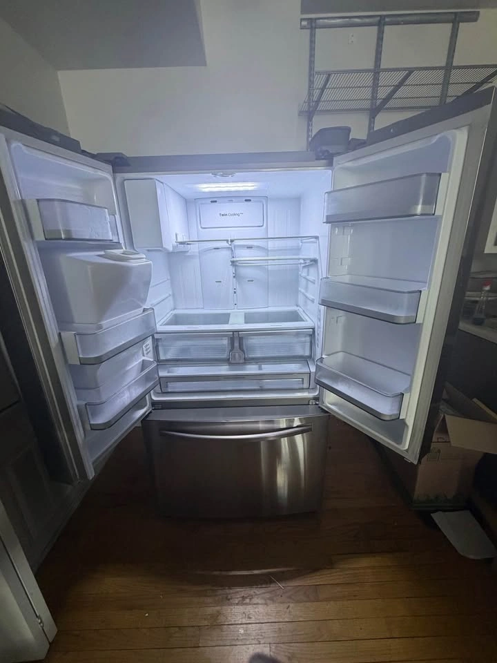 SAMSUNG 22.5 cu. Stainless Steel French Door Refrigerator - photo 3