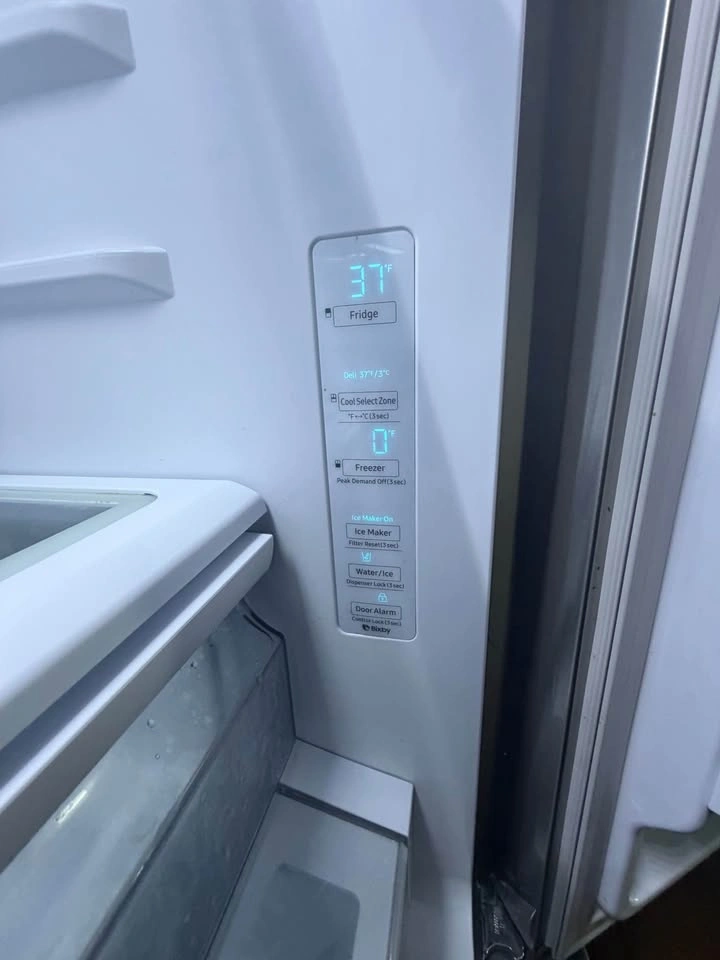 SAMSUNG 22.5 cu. Stainless Steel French Door Refrigerator - photo 4