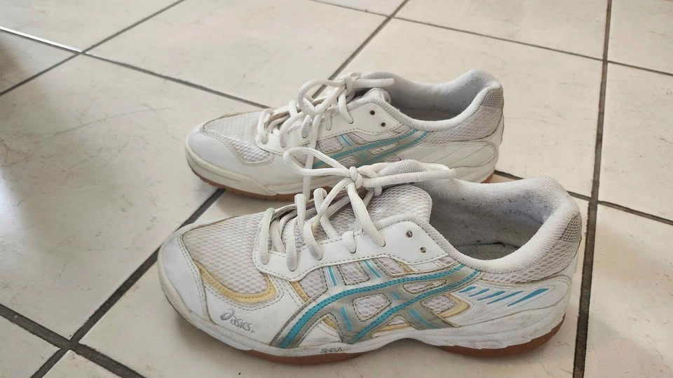 Asics Indoor Non-Marking Court Shoes - Size 8 - photo 3