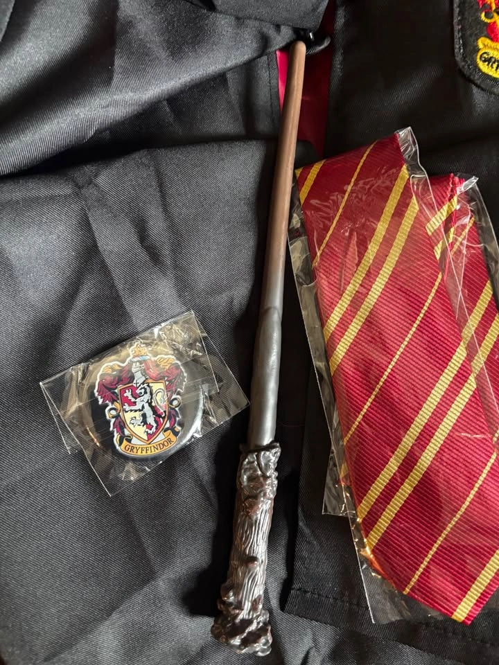 Harry Potter Gryffindor costume SM/M/LG - photo 4