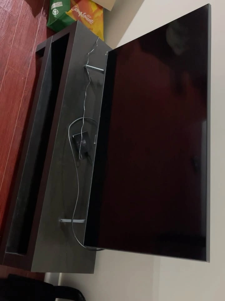 Samsung 43” 4K Smart TV + IKEA LACK TV Stand - photo 2