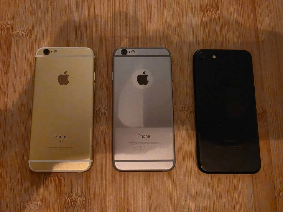 3 iPhones for sale, one price - photo 2