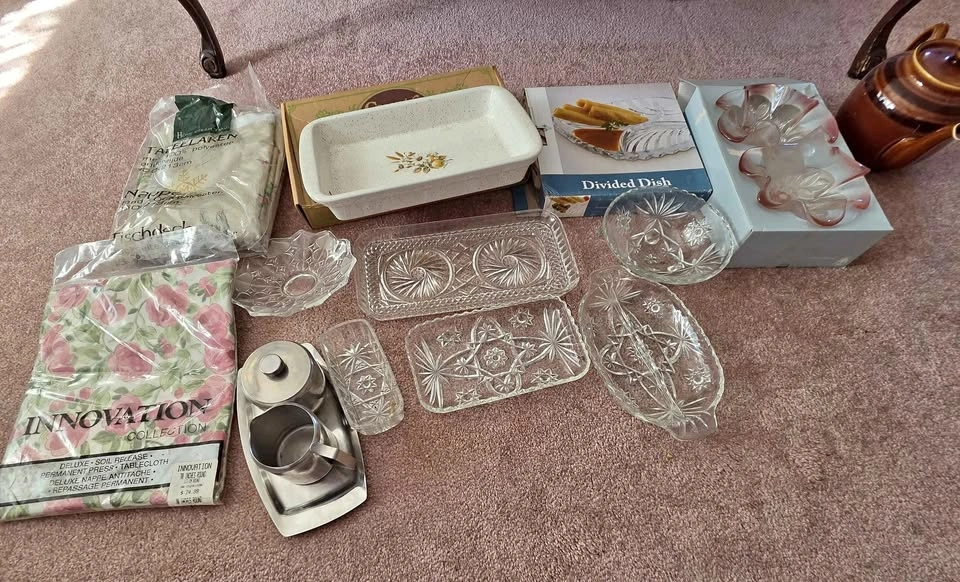 Lot of kitchenware and linens