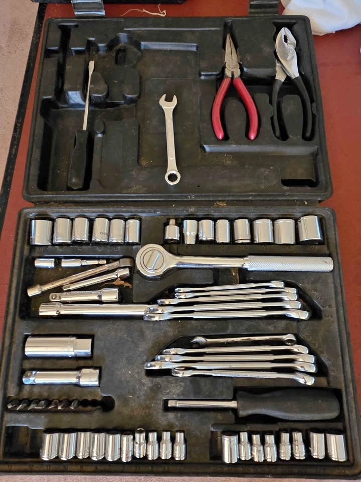 Mechanics Tool Kit & Socket Set with Case - SAE / Metric