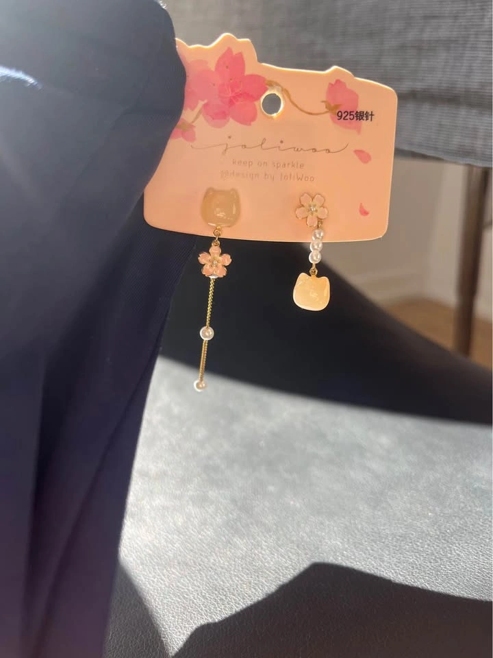 Asymmetrical cat sakura earrings - photo 2