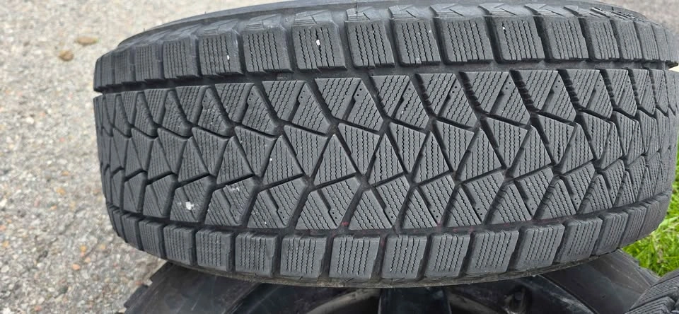 235/65/17 winter tire and rims - photo 4
