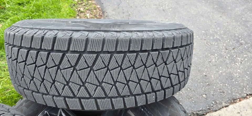 235/65/17 winter tire and rims - photo 5