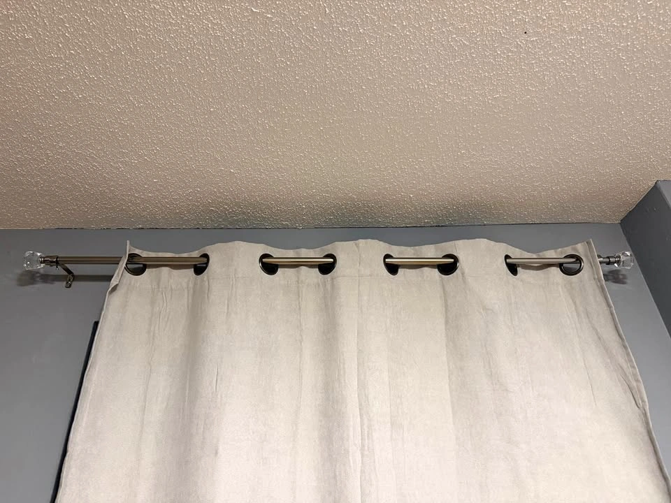 Metal Curtain Rod (Adjustable)