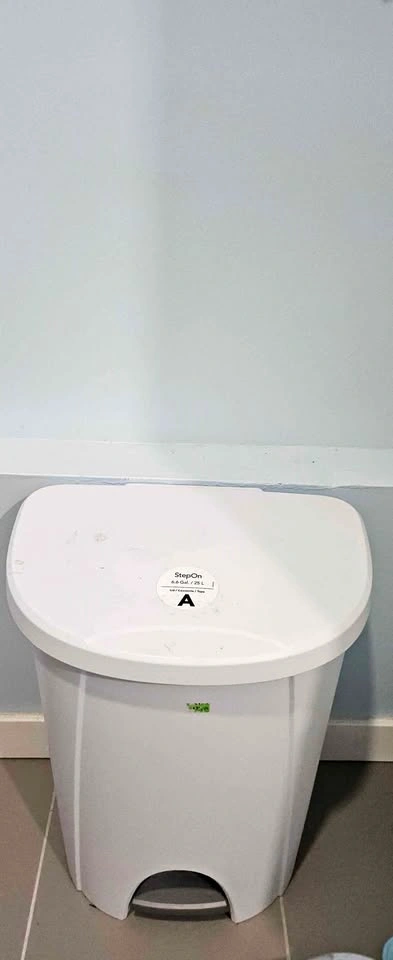 Plastic step on can