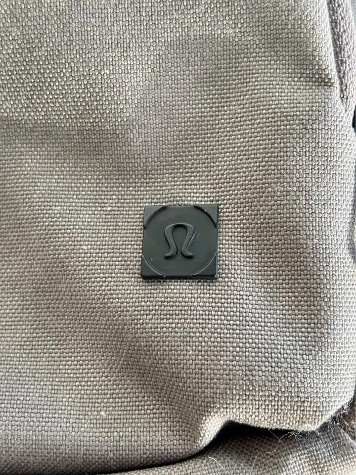 Lululemon Early Embark Kit 5L capacity EUC image indicator(9)