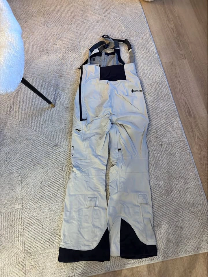 Women XS snowboard Burton AK Kimmy bib used less than 5 times