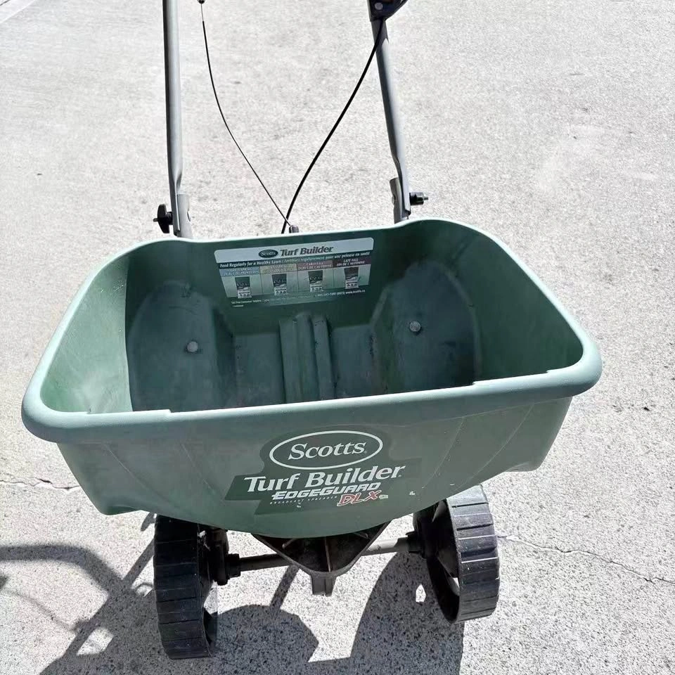 Scotts Turf Builder EdgeGuard DLX Lawn Spreader