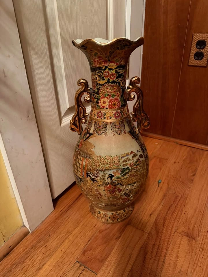 Vintage Japanese Satsuma Style Porcelain Vase with Gold Handles - photo 3
