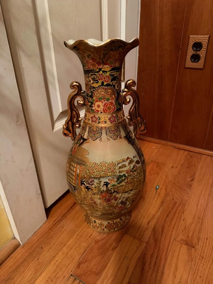 Vintage Japanese Satsuma Style Porcelain Vase with Gold Handles - photo 4