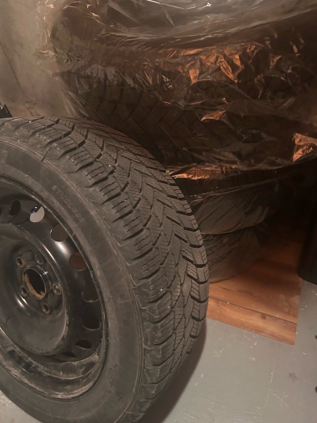 Michelin X-Ice Snow Winter Tires: 215/55 R16 - photo 2