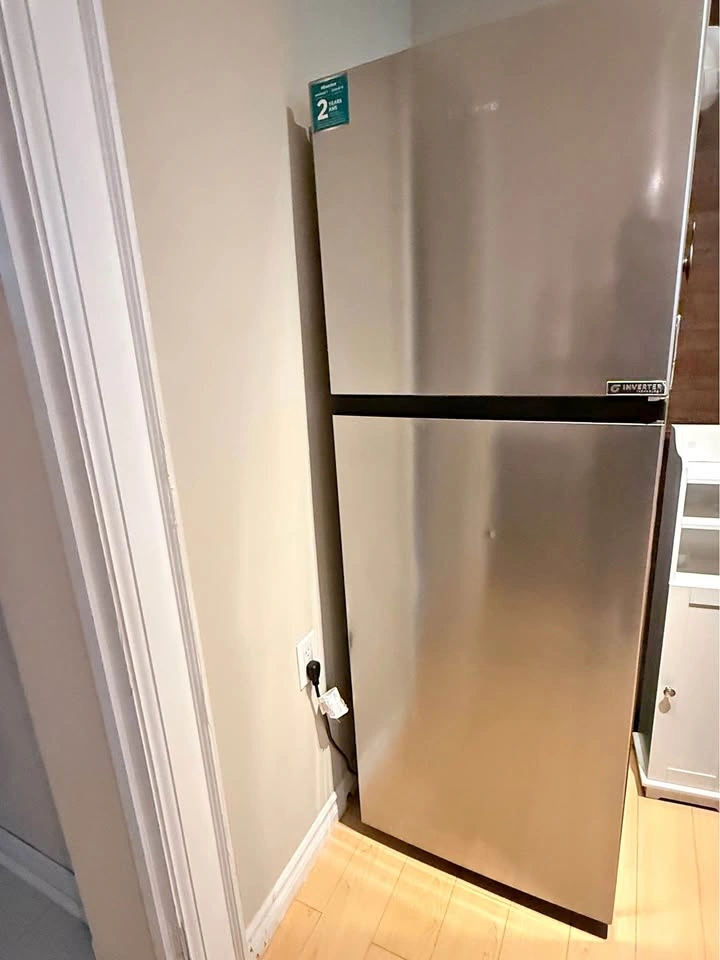 Hisense Inverter Top-Freezer Refrigerator – Clean & Working Perf
