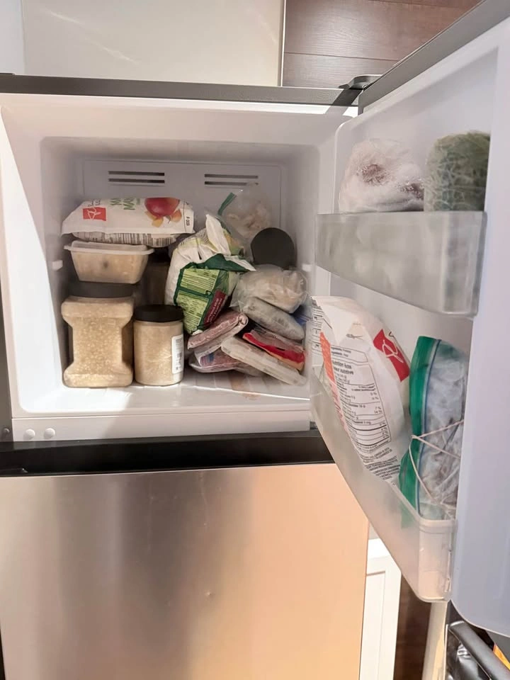 Hisense Inverter Top-Freezer Refrigerator – Clean & Working Perf - photo 3