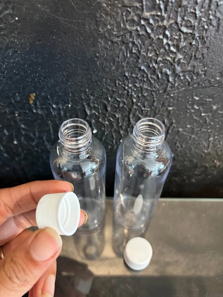 Brand New Clear Plastic Bottles with Caps – Bulk available - photo 2