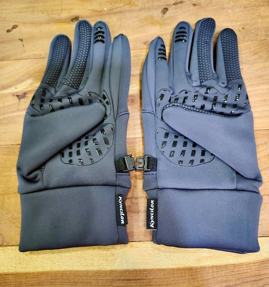 BRAND NEW WOMENS MEDIUM WINTER GLOVES