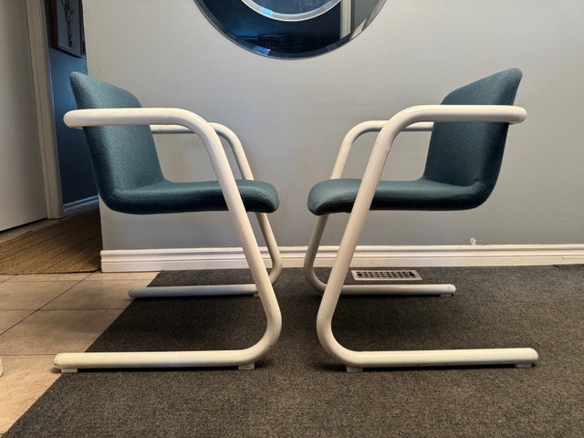 Pair of postmodern Kinetics cantilever chairs - photo 2