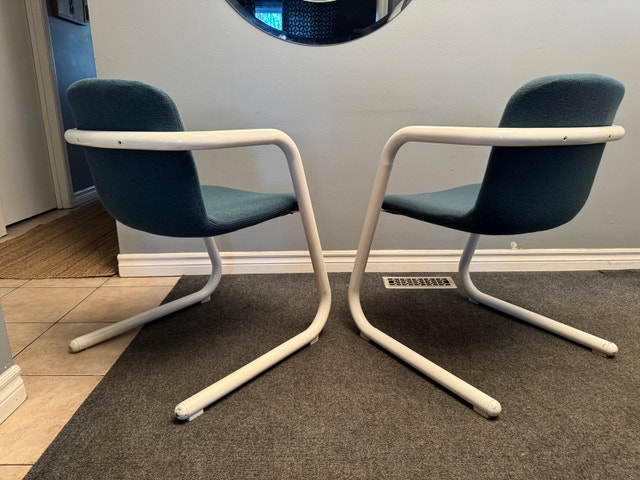 Pair of postmodern Kinetics cantilever chairs - photo 3
