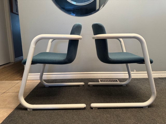 Pair of postmodern Kinetics cantilever chairs - photo 4