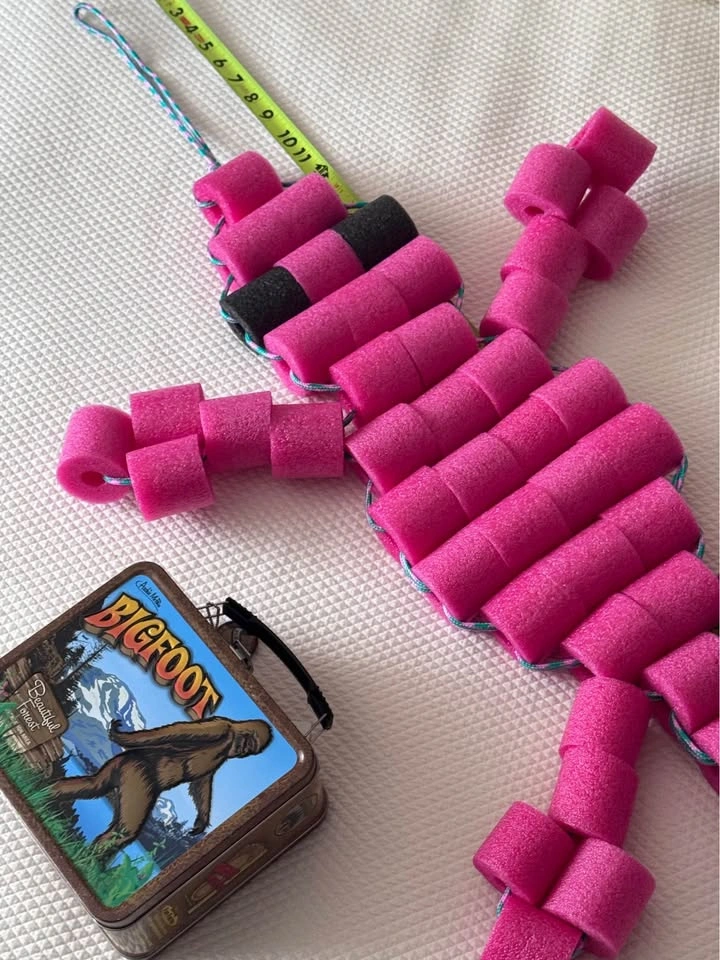 Very large pink lizard 'keychain' - photo 2