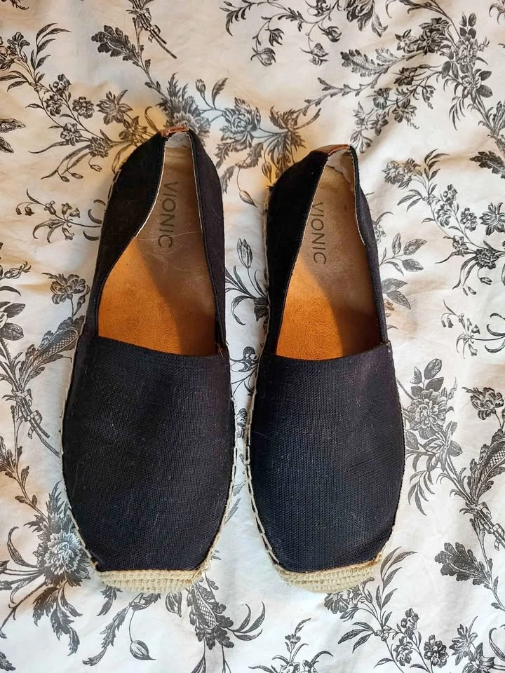 Vionic canvas shoes, black