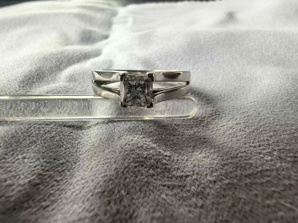 19K White Gold Princess Cut Ring