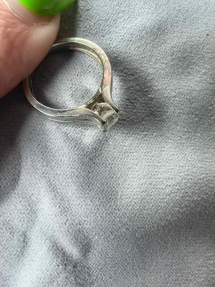 19K White Gold Princess Cut Ring - photo 5