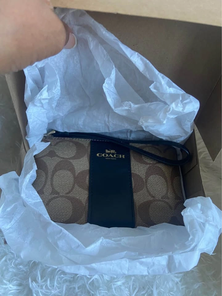 Brand New- Coach Signature Wristlet - photo 2