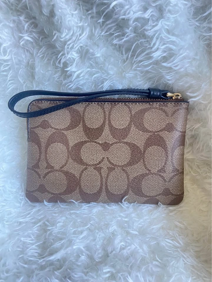 Brand New- Coach Signature Wristlet - photo 4