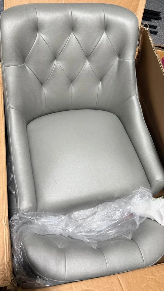 Dining Chairs set of 4 - NEW must go before 28sept - photo 2