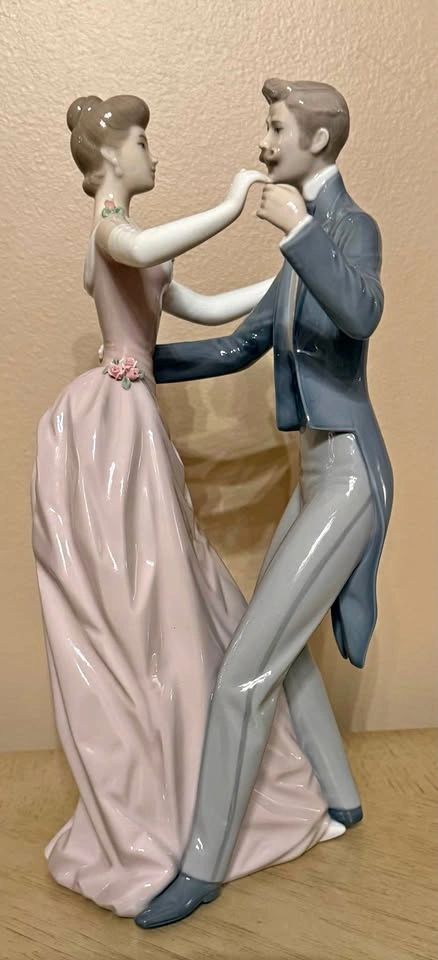 Vintage Lladró Anniversary Waltz Figurine #1372