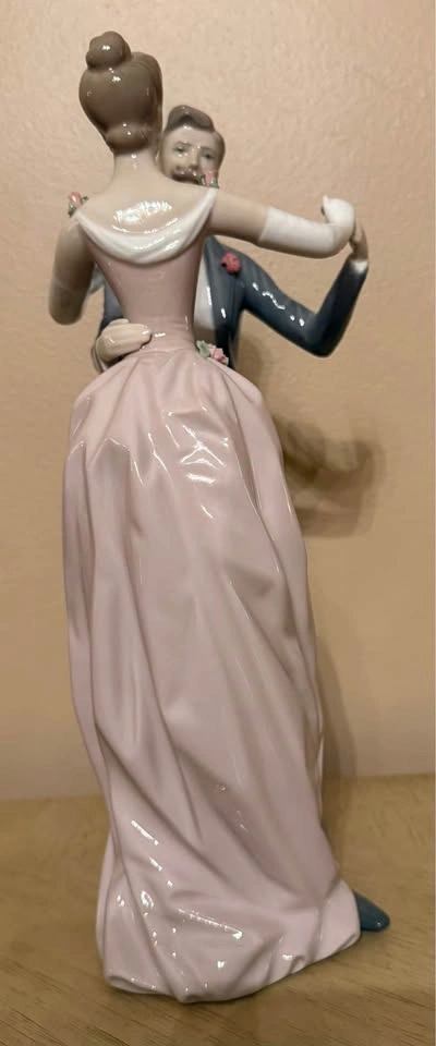 Vintage Lladró Anniversary Waltz Figurine #1372 - photo 2