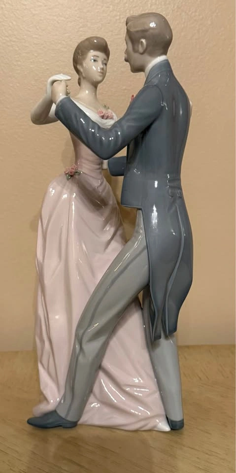 Vintage Lladró Anniversary Waltz Figurine #1372 - photo 3