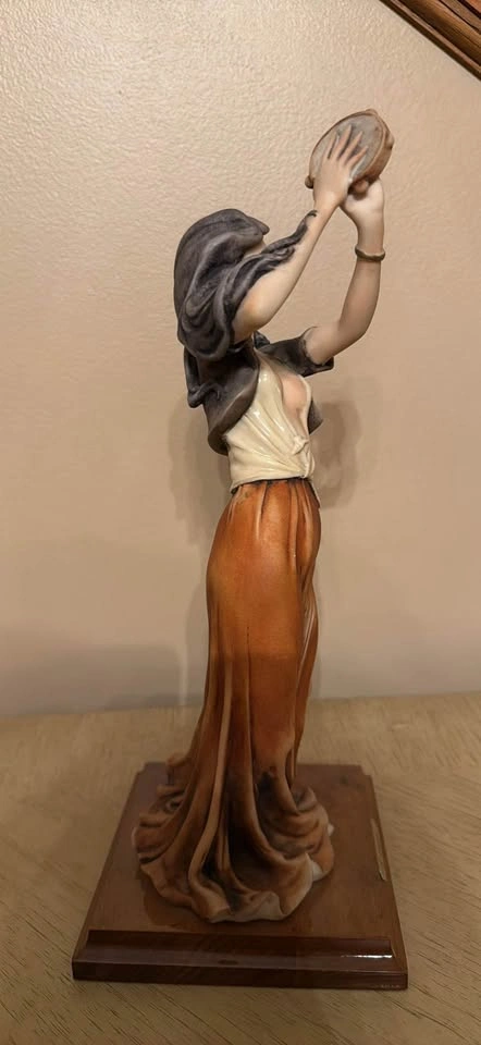 Vintage Giuseppe Armani Gypsy Tambourine Dancer Figurine - photo 5