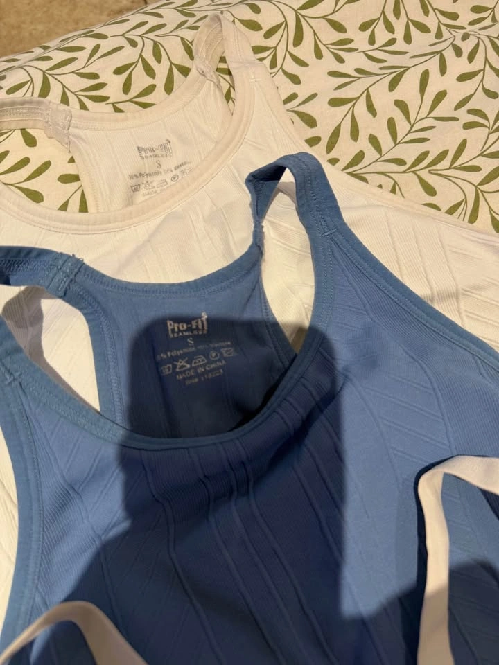 Pro-fit Seamless Tank Tops and Sports Bra - photo 2