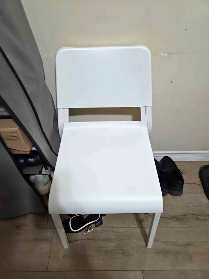 White Dining/Desk Chair – Good Condition