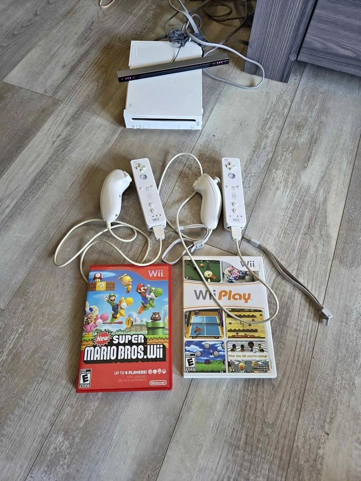Nintendo Wii - Wii Play - Super Mario Bros - 2 Wiimotes - 2 Nunc